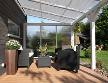 Terrasoverkapping met polycarbonaat wand en zonnedoeken.